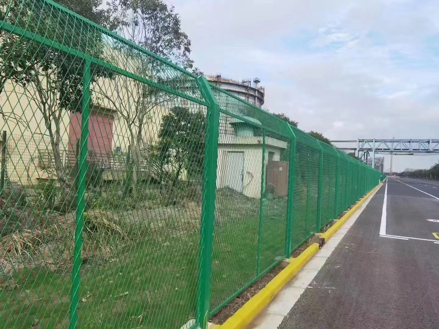 公路隔離柵焊接網(wǎng)片生產流程制作工藝